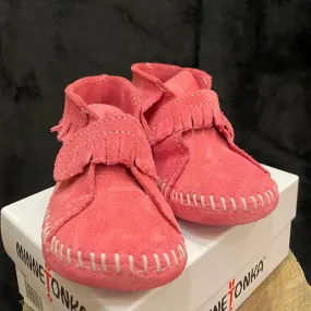 Minnetonka Bootie Front Strap Pink